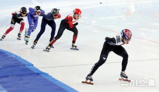 박지원(오른쪽)이 남자 1500m 준준결승에서 여유롭게 1위를 달리고 있다. /사진=뉴시스