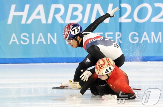 김태성(왼쪽)이 남자 500m 예선에서 중국 샤오앙 류와 충돌해 넘어지고 있다. /사진=뉴스1