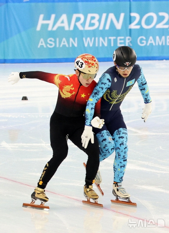 중국 귀화선수 린샤오쥔(왼쪽)이 1500m 준준결승에서 2위로 결승선을 통과하고 있다. /사진=뉴시스