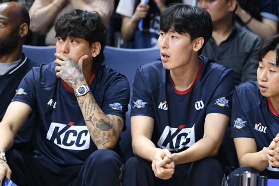 KCC 최준용(왼쪽)과 송교창. /사진=KBL 제공