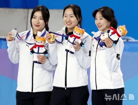 한국 쇼트트랙의 김길리, 최민정, 이소연(왼쪽부터)이 8일 중국 하얼빈 헤이룽장 빙상훈련센터에서 열린 2025 하얼빈 동계 아시안게임 쇼트트랙 여자 500m 시상식에서 각각 금, 은, 동메달을 수상하고 있다. /사진=뉴시스 제공