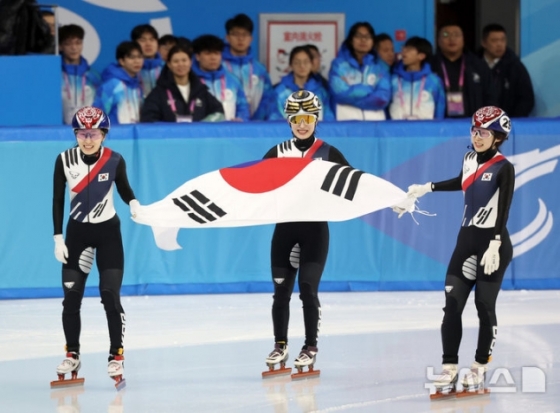 한국 쇼트트랙의 최민정, 김길리, 이소연(왼쪽부터)이 8일 중국 하얼빈 헤이룽장 빙상훈련센터에서 열린 2025 하얼빈 동계 아시안게임 쇼트트랙 여자 500m에서 1, 2, 3등으로 통과한 뒤 태극기를 들고 기뻐하고 있다. /사진=뉴시스 제공