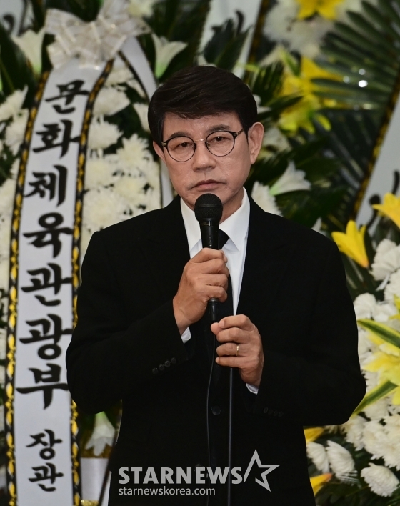 가수 설운도가 9일 오전 서울 종로구 서울대학교병원 장례식장에서 엄수된 &#039;국민 트로트 가수&#039; 故송대관의 발인제에서 추도사를 하고 있다. /2025.02.09 /사진=이동훈 photoguy@