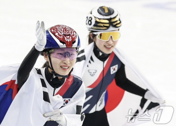 최민정(왼쪽)이 9일 2025 하얼빈 동계 아시안게임 여자 1000m 결승선에서 김길리와 함께 금,은메달을 차지하고 세리머니를 하고 있다. /사진=뉴스1