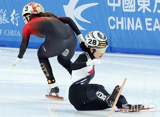 김길리(오른쪽)가 9일 2025 하얼빈 동계 아시안게임 여자 3000m 계주 결승에서 중국 선수와 충돌한 뒤 넘어지고 있다. /사진=뉴시스