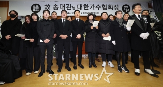 9일 오전 서울 종로구 서울대학교병원 장례식장에서 엄수된 &#039;국민 트로트 가수&#039; 故송대관의 발인제에서 동료가수들이 조가 &#039;해뜰날&#039;을 부르고 있다. /2025.02.09 /사진=이동훈 photoguy@
