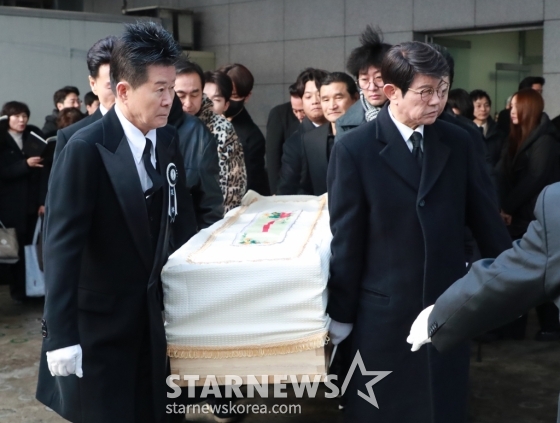 &#039;국민 트로트 가수&#039; 故송대관의 발인제가 엄수된 9일 오전, 서울 종로구 서울대학교병원 장례식장에서 동료가수 태진아, 설운도 등이유해를 운구되고 있다. /2025.02.09 /사진=이동훈 photoguy@
