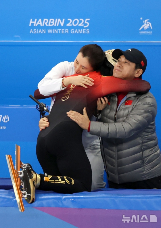  린 샤오쥔이 지난 8일(현지시간) 중국 하얼빈 헤이룽장 빙상훈련센터에서 열린 &#039;2025 하얼빈 동계 아시안게임&#039; 쇼트트랙 남자 500m 결승에서 금메달을 확정지은 후 코치진과 기쁨을 나누고 있다. /사진=뉴시스