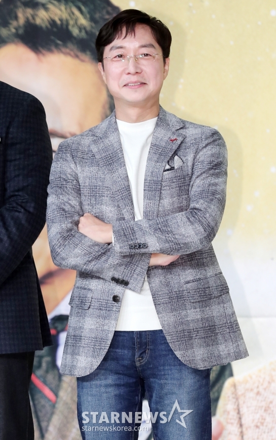 유현준 건축가가 26일 오후 서울 영등포구 타임스퀘어 아모리스홀에서 진행된 tvN &#039;알아두면 쓸데없는 신비한 잡학사전2&#039;(이하 &#039;알쓸신잡2&#039;) 제작발표회에서 포즈를 취하고 있다.  &#039;알쓸신잡2&#039;는 정치·경제·미식·건축 뇌과학 등 각 분야를 대표하는 잡학 박사들과 연예계 대표 지식인 유희열이 진행을 맡아 분야를 막론한 무한 지식 대방출의 향연을 펼치는 프로그램으로 오는 27일 첫 방송된다. /사진=김창현 기자 chmt@