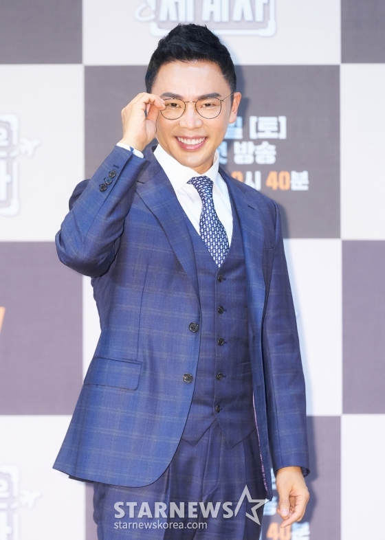 역사 강사 설민석이 11일 오후 온라인 생중계로 진행된 tvN &#039;설민석의 벌거벗은 세계사&#039; 제작발표회에 참석해 포즈를 취하고 있다. /사진제공=CJENM