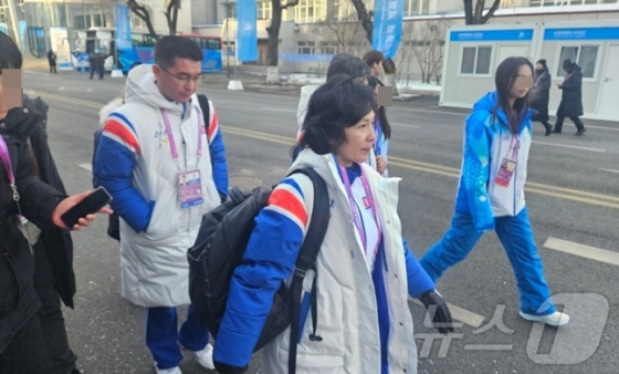 지난 6일 중국 하얼빈 헤이룽장 빙상훈련센터을 찾은 북한 선수단 관계자들. /사진=뉴스1