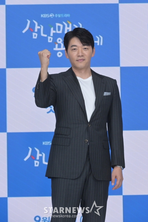 배우 김승수가 21일 오후 온라인으로 진행된 KBS 주말드라마 &#039;삼남매가 용감하게&#039; 제작발표회에 참석해 포즈를 취하고 있다.  &#039;삼남매가 용감하게&#039;는 가족을 위해 양보하고 성숙해야 했던 K-장녀와 톱스타로 가족을 부양해야 했던 K-장남이 만나 행복을 찾아 나선다는 한국형 가족의 &#039;사랑과 전쟁&#039; 이야기다. 오는 24일 첫 방송. / 사진제공 = KBS