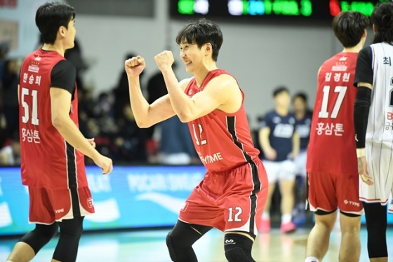 기뻐하는 김영현(가운데). /사진=KBL 제공