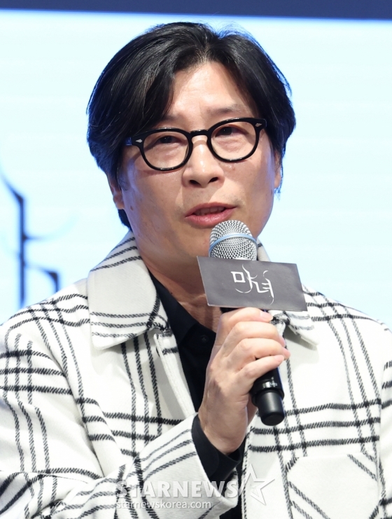 (서울=뉴스1) 권현진 기자 = 김태균 감독이 11일 서울 구로구 더세인트에서 열린 채널A 새 토일드라마 &#039;마녀&#039; 제작발표회에서 인사말을 하고 있다.  &#039;마녀&#039;는 마녀라 불리는 여자를 둘러싼 불운의 법칙을 깨고자 하는 남자 ‘동진’(박진영)과 비극의 씨앗이 되어 세상으로부터 스스로를 단절한 여자 ‘미정’(노정의)이 포기하지 않는 여정 끝에 서로의 구원이 되는 미스터리 로맨스다. 2025.2.11/뉴스1  Copyright (C) 뉴스1. All rights reserved. 무단 전재 및 재배포,  AI학습 이용 금지. /사진=(서울=뉴스1) 권현진 기자