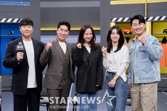 배성재, 장동민, 송지효, 강지영, 신규진이 13일 오전 온라인으로 진행된 JTBC 예능 &#039;바디캠&#039; 제작발표회에 앞서 포즈를 취하고 있다. 소방관과 경찰관의 바디캠 영상을 통해 긴박한 현장과 숨 막히는 순간을 생생하게 전달하는 프로그램 &#039;바디캠&#039;은 오늘(13일) 첫 방송된다. /사진제공=JTBC 2025.02.13 /사진=이동훈 photoguy@