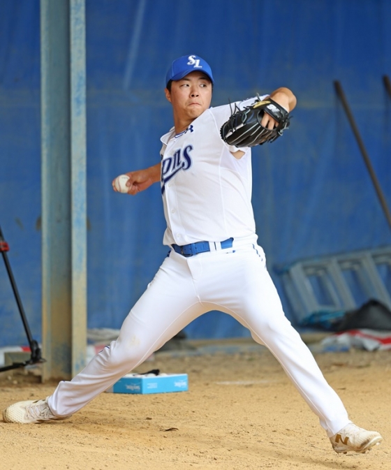 삼성 김윤수가 일본 오키나와 스프링캠프에서 투구하고 있다. /사진=삼성 라이온즈 제공 