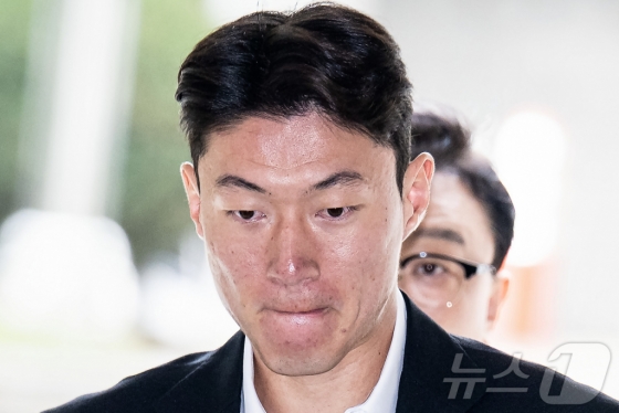 축구선수 황의조가 지난해 서울 서초구 서울중앙지법에서 열린 성폭력 범죄의 처벌 등에 관한 특례법 위반(카메라 등 이용 촬영) 혐의 1심 1차공판에 출석하고 있다. /사진=뉴스1