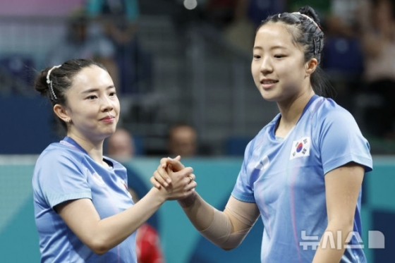 전지희(왼쪽)와 신유빈이 2024 파리 올림픽에서도 호흡을 맞췄다. /사진=뉴시스 제공