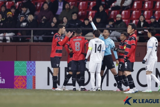 아스프로(왼쪽)가 레드카드를 받고 있다. /사진=한국프로축구연맹 제공