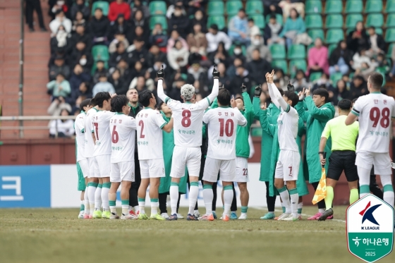 하늘을 향해 두 검지를 치켜 올린 대전 선수단. /사진=한국프로축구연맹 제공