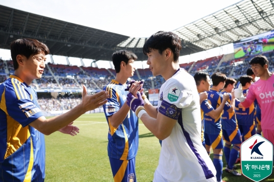 경기 전 이창용(왼쪽에서 세 번째)이 이청용을 향해 다가가고 있다. /사진=한국프로축구연맹 제공