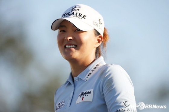 고진영이 지난 9일(한국 시각) LPGA 투어 파운더스컵 3라운드 도중 미소를 짓고 있다. /AFPBBNews=뉴스1