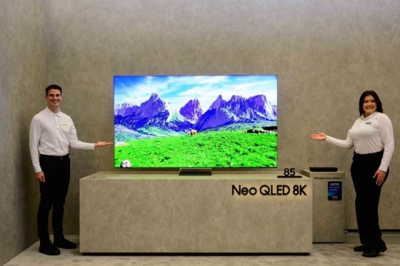 삼성전자 모델이 2025년형 Neo QLED 8K를 소개하고 있다.