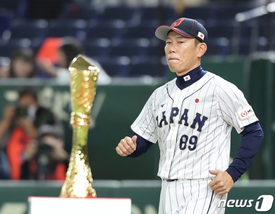 지난 2023년 열린 아시아프로야구챔피언십(APBC) 한국전을 앞두고 경기장에 입장하고 이쓴 이바타 히로카즈 일본 야구대표팀 감독. /사진=뉴스1