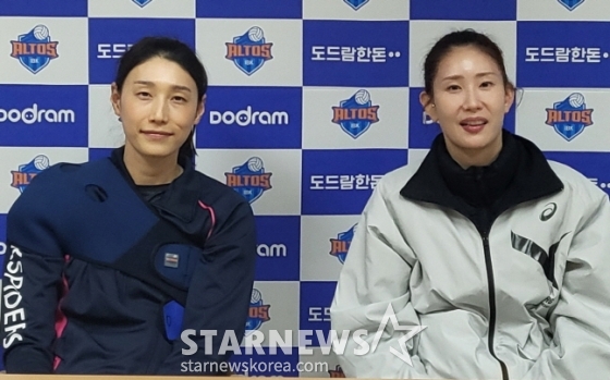 김연경(왼쪽)이 16일 첫 은퇴 투어를 마치고 김수지와 함께 인터뷰를 마친 뒤 기념촬영을 하고 있다. /사진=안호근 기자