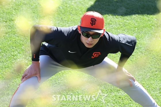 샌프란시스코 자이언즈(SFG) 선수단이 19일 미국 애리조나주 스코츠데일 스타디움에서 스프링캠프를 진행했다.  이정후가 스트레칭 훈련을 하고 있다. /사진=김진경 대기자