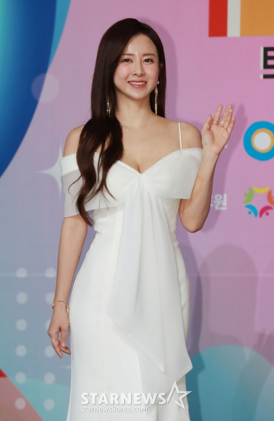 가수 은가은이 12일 오후 서울 마포구 상암동 SBS 프리즘 타워에서 진행된 트롯뮤직어워즈 2024 레드카펫 행사에 참석해 포즈를 취하고 있다. /2024.04.12 /사진=이동훈