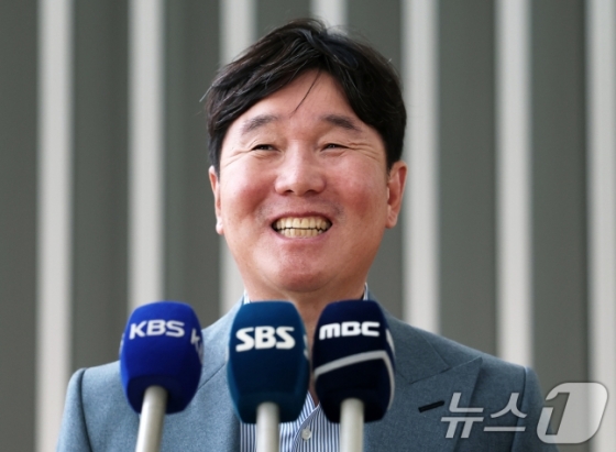 류지현 야구대표팀 신임 감독이 20일 인천국제공항에서 2026 월드베이스볼클래식(WBC) 전력분석을 위해 대만으로 출국하기 전 취재진의 질문에 답하고 있다. /사진=뉴스1