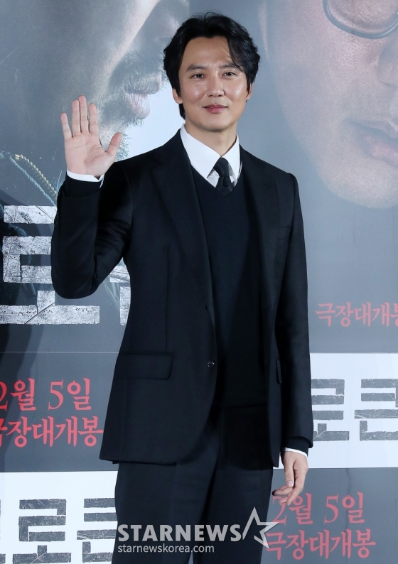 배우 김남길이 6일 오전 서울 광진구 롯데시네마 건대입구에서 진행된 영화 &#039;브로큰&#039; 제작보고회에 참석해 포즈를 취하고 있다.   &#039;브로큰&#039;은 시체로 돌아온 동생과 사라진 그의 아내, 사건을 예견한 베스트셀러 소설까지, 모든 것이 얽혀버린 그날 밤의 진실을 밝히기 위해 끝까지 달려가는 민태(하정우 분)의 분노의 추적을 그린 이야기. 오는 2월 5일 개봉. 2025.01.06 /사진=김창현 chmt@