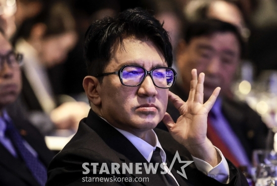 [서울=뉴시스] 정병혁 기자 = 방시혁 하이브 의장이 20일 서울 영등포구 FKI타워에서 열린 한국경제인협회 제64회 정기총회에 참석해 있다. 2025.02.20. jhope@newsis.com /사진=정병혁