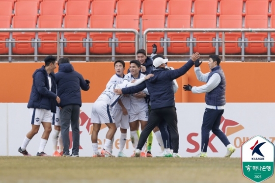 원기종의 결승골에 기뻐하는 김천상무 선수들. /사진=한국프로축구연맹 제공