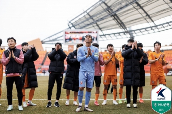 홈팬들에게 인사하는 제주유나이티드. /사진=한국프로축구연맹 제공