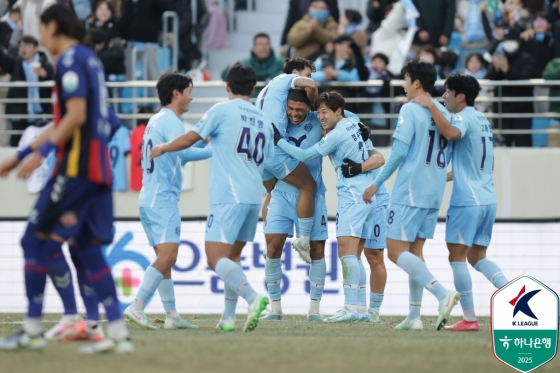 카이오(가운데)의 득점을 축하하는 대구FC 선수들. /사진=한국프로축구연맹 제공