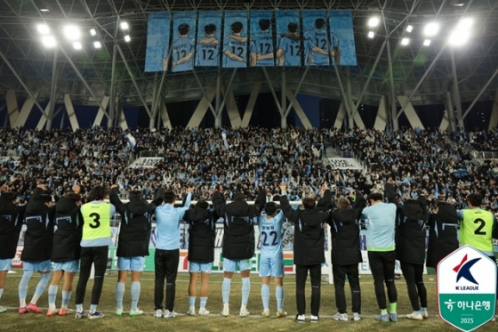 홈팬들에게 인사하는 대구FC 선수단. /사진=한국프로축구연맹 제공