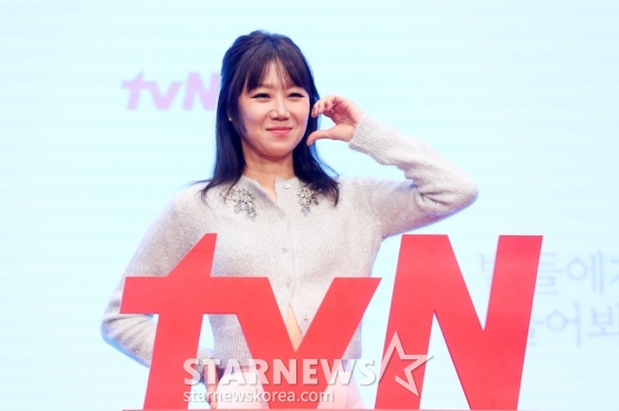 [서울=뉴시스] 김혜진 기자 = 배우 공효진이 18일 오후 서울 구로구 신도림 더 세인트에서 열린 tvN 새 토일드라마 &#039;별들에게 물어봐&#039; 제작발표회에서 포즈를 취하고 있다.  &#039;별들에게 물어봐&#039;는 무중력 우주 정거장에서 일하는 보스 이브(공효진)와 비밀스러운 미션을 가진 불청객 공룡(이민호)의 지구 밖 생활기를 그리는 작품으로 내년 1월 4일 첫 방송된다. 2024.12.17. jini@newsis.com /사진=김혜진