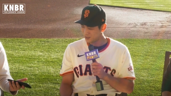 응원가를 들으며 따라부르고 있는 이정후. /사진=KNBR 유튜브 캡처