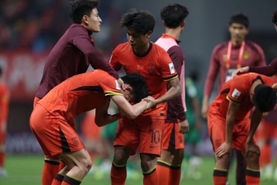 중국 선수들이 사우디에 패한 뒤 아쉬워하고 있는 모습. /사진=AFC 공식 홈페이지