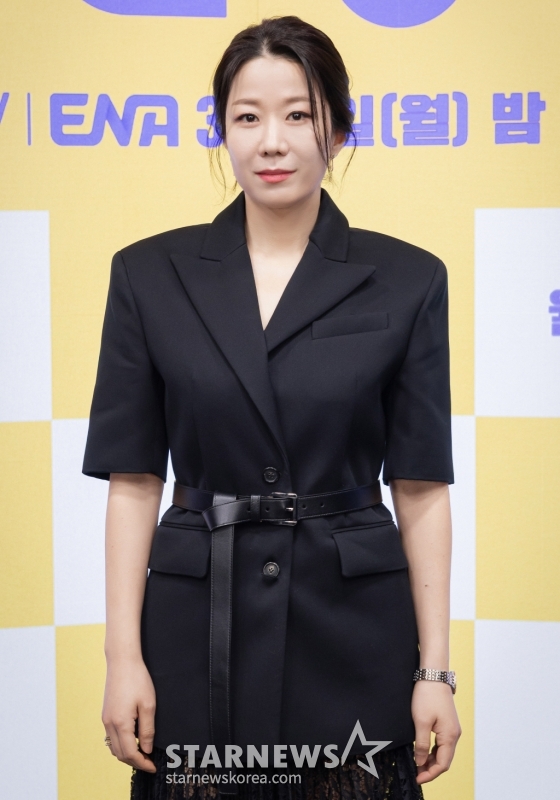 배우 전혜진이 25일 오후 온라인으로 진행된 지니 TV 오리지널 드라마 &#039;라이딩 인생&#039; 제작발표회에 참석해 포즈를 취하고 있다.  &#039;라이딩 인생&#039;은 딸의 &#039;7세 고시&#039;를 앞둔 열혈 워킹맘 정은이 엄마 지아에게 학원 라이딩을 맡기며 벌어지는 3대 모녀의 &#039;애&#039;태우는 대치동 라이프를 그린 드라마다. 내달 3일 공개. / 사진제공= 지니TV /사진=김창현 chmt@