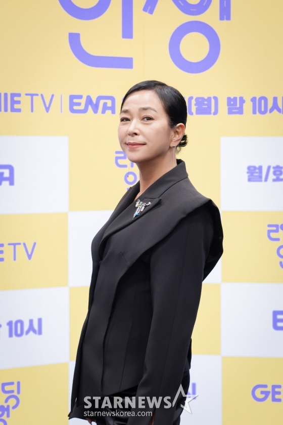 배우 조민수가 25일 오후 온라인으로 진행된 지니 TV 오리지널 드라마 &#039;라이딩 인생&#039; 제작발표회에 참석해 포즈를 취하고 있다.  &#039;라이딩 인생&#039;은 딸의 &#039;7세 고시&#039;를 앞둔 열혈 워킹맘 정은이 엄마 지아에게 학원 라이딩을 맡기며 벌어지는 3대 모녀의 &#039;애&#039;태우는 대치동 라이프를 그린 드라마다. 내달 3일 공개. / 사진제공= 지니TV /사진=김창현 chmt@