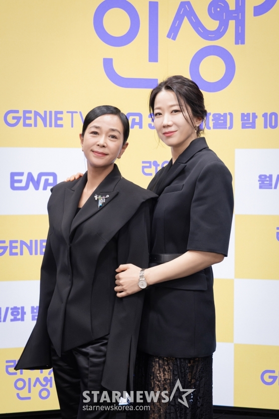 배우 조민수, 전혜진이 25일 오후 온라인으로 진행된 지니 TV 오리지널 드라마 &#039;라이딩 인생&#039; 제작발표회에 참석해 포즈를 취하고 있다.  &#039;라이딩 인생&#039;은 딸의 &#039;7세 고시&#039;를 앞둔 열혈 워킹맘 정은이 엄마 지아에게 학원 라이딩을 맡기며 벌어지는 3대 모녀의 &#039;애&#039;태우는 대치동 라이프를 그린 드라마다. 내달 3일 공개. / 사진제공= 지니TV /사진=김창현 chmt@