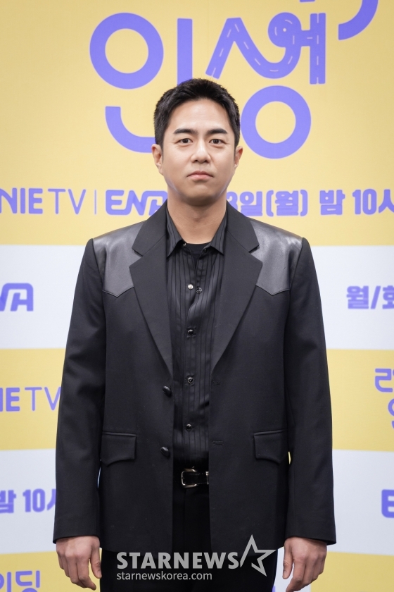 배우 전석호가 25일 오후 온라인으로 진행된 지니 TV 오리지널 드라마 &#039;라이딩 인생&#039; 제작발표회에 참석해 포즈를 취하고 있다.  &#039;라이딩 인생&#039;은 딸의 &#039;7세 고시&#039;를 앞둔 열혈 워킹맘 정은이 엄마 지아에게 학원 라이딩을 맡기며 벌어지는 3대 모녀의 &#039;애&#039;태우는 대치동 라이프를 그린 드라마다. 내달 3일 공개. / 사진제공= 지니TV /사진=김창현 chmt@