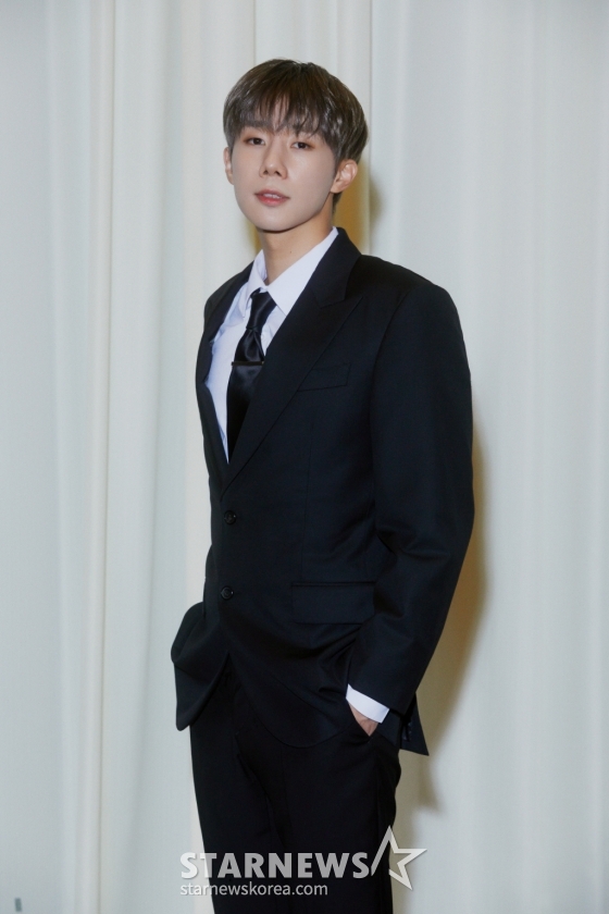 그룹 인피니트(INFINITE) 김성규가 31일 오후 서울 서초구 더 리버사이드 호텔에서 진행된 일곱 번째 미니앨범 &#039;비긴&#039;(13egin) 발매 기념 기자간담회에 참석해 포즈를 취하고 있다.  새 앨범 타이틀곡 &#039;뉴 이모션스(New Emotions)&#039;는 멤버들의 6인 6색 풍성한 보컬과 코드 프로그레션이 묵직하게 어우러진 소리 표현이 매력적인 트랙으로 프로듀서 라이언 전(Ryan Jhun)이 작곡을 맡았다. 또한 인피니트는 매혹적인 남자들의 나른함과 섹시함을 담아 마치 고급 향수의 은은한 향과 같이 세련되면서도 과하지 않은 퍼포먼스를 완성했다. / 사진제공 =인피니트 컴퍼니 /사진=김창현