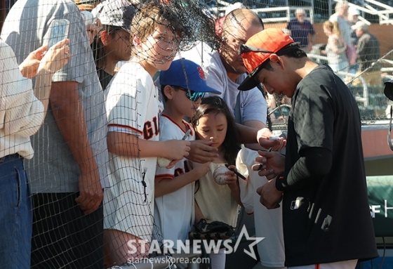 샌프란시스코 자이언즈(SFG) 선수단이 23일(한국시간) 미국 애리조나주 스코츠데일 스타디움에서 스프링캠프 마지막 훈련을 가졌다.  이정후가 스프링 캠프 최종 훈련을 마친 후 팬들에게 사인해주고 있다. /사진=김진경 대기자