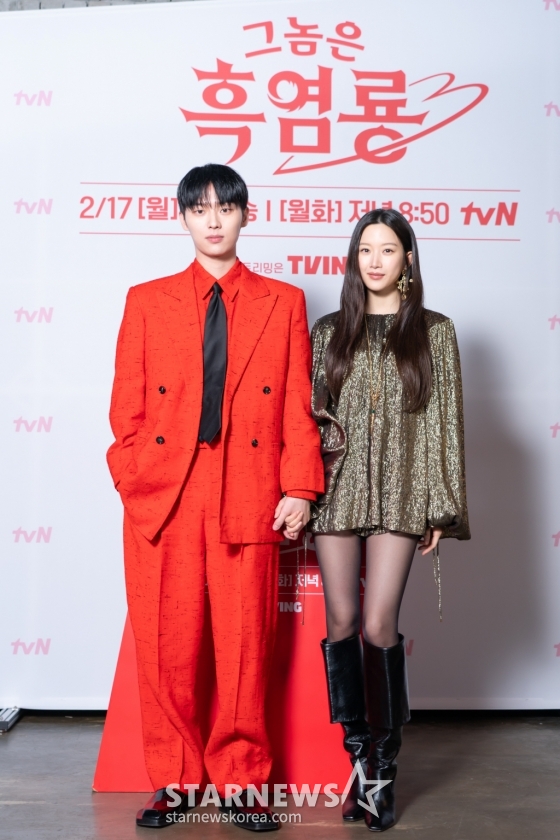 배우 최현욱, 문가영이 12일 온라인으로 진행된 tvN 새 월화드라마 &#039;그놈은 흑염룡&#039; 제작발표회에 앞서 포즈를 취하고 있다. /사진제공=CJENM 2025.02.12 /사진=이동훈 photoguy@