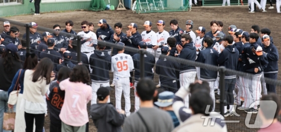 26일 일본 오키나와 고친다 야구장에서 열린 KT 위즈와 한화 이글스 연습경기에서 7-6으로 승리한 한화 선수들이 기뻐하고 있다. /사진=뉴스1