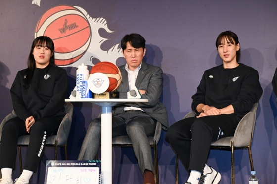 왼쪽부터 이명관, 위성우 감독, 김단비. /사진=WKBL 제공